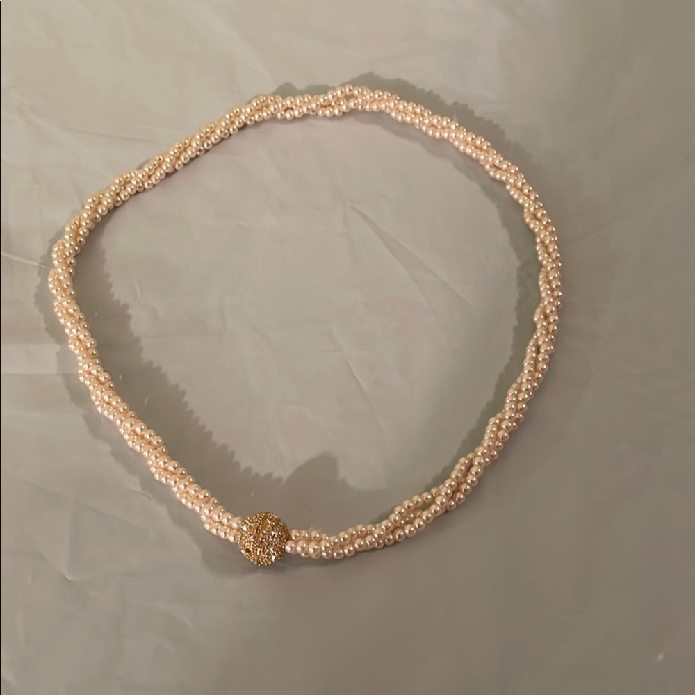 Elegant Faux Pearl Necklace with Gold Accent